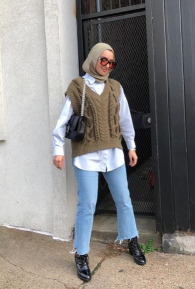 إطلالات شبابية للمححبات في الجينز الأزرق مستوحاة من سمر البرشا 