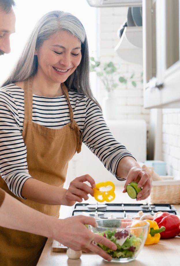 أطعمة ضارة لا ينصح بتناولها بعد سن 50