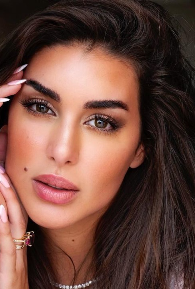 اطلالات جورجينا رودريغيز بالاظافر الطويلة والنيود