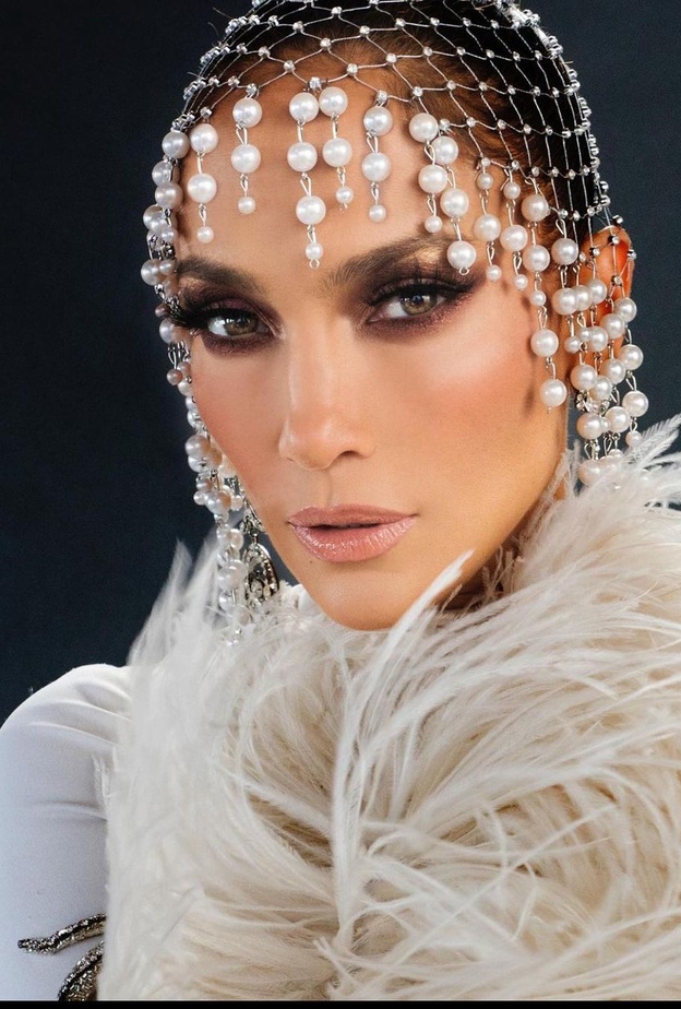 اطلالات جينيفر لوبيز الجمالية مع الظلال البنية- الصورة من صفحة Rob Zangardi على انستغرام