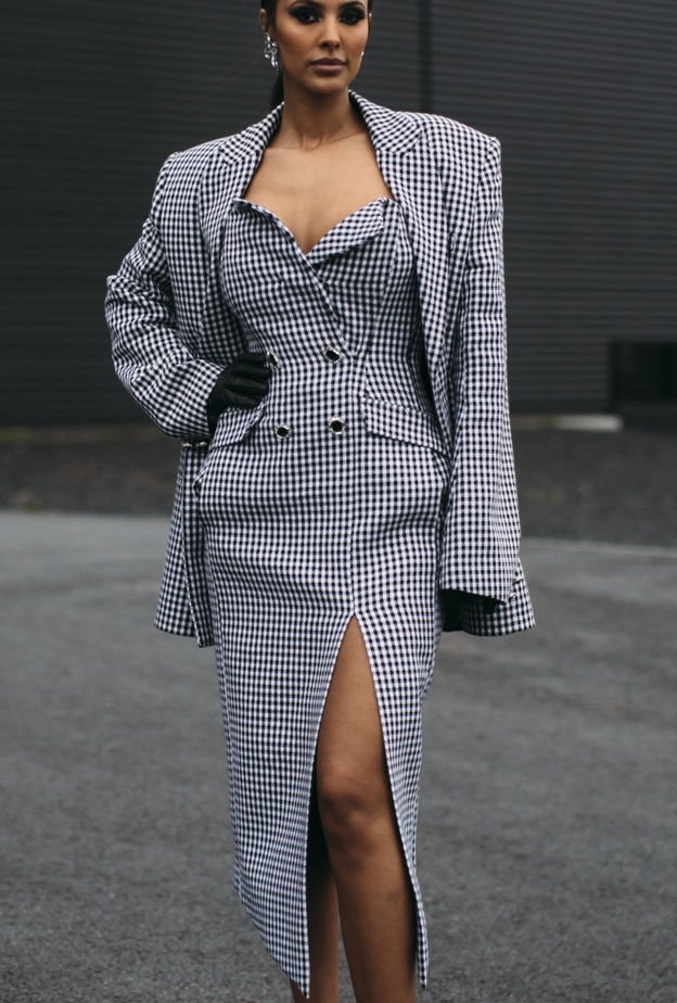 أجمل صيحات أزياء النجمات مباشرة من عروض الموضة في لندن 2022