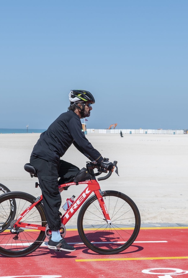 الشيخ محمد بن راشد يتفقد المسار الجديد للدراجات الهوائية