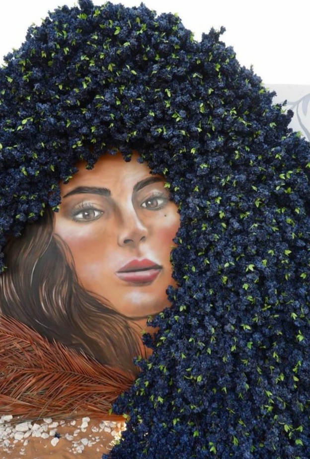 الفنانة "نورة بن سعيدان" وجداريات "أواسيس" لفنون الرسم الجداري في الكهوف القديمة