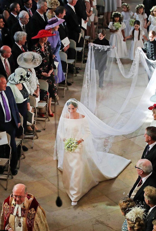 الطرحة الملكية يجب أن تكون طويلة جداً