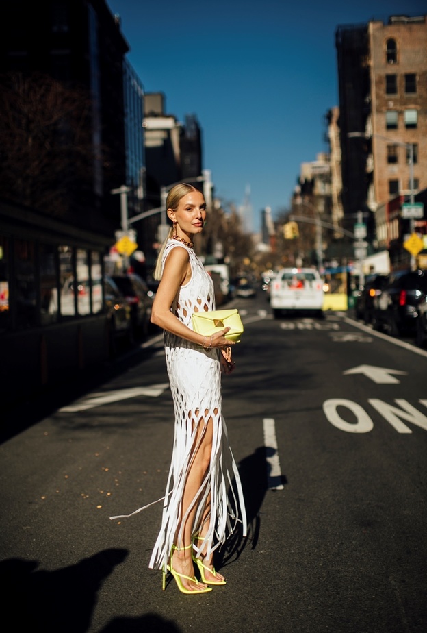 الفستان الأبيض الذي تميّز بتنورته المؤلفة من الشراريب فيما تميّز الجزء العلوي بالتفريغات