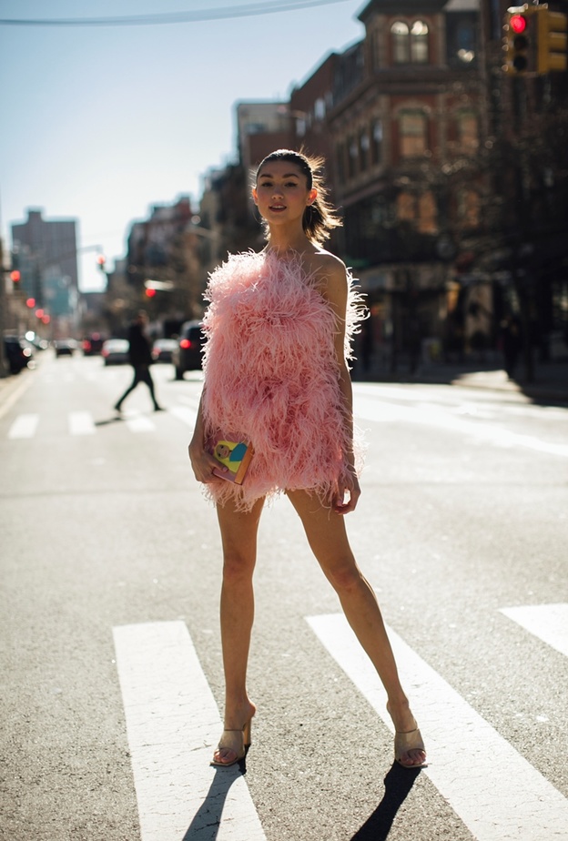 الفستان الزهريّ المزيّن بالريش للوك رومانسي وأنثويّ بإمتياز