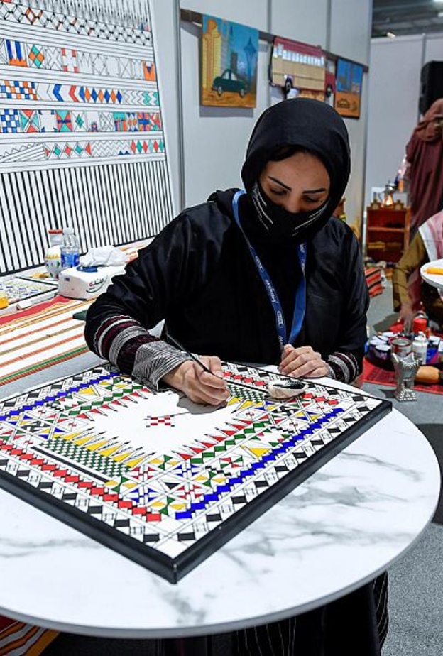 "حياكة السدو" وفن "القط العسيري" يجذبان أنظار زوار معرض "صنع في السعودية"