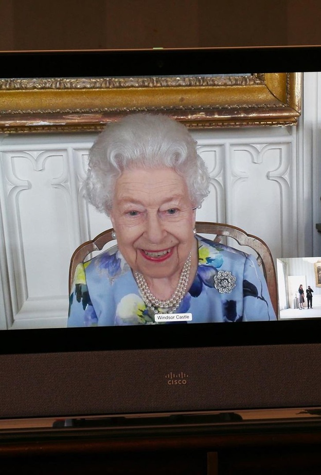 الملكة بالفستان الأزرق المزيّن بالورود