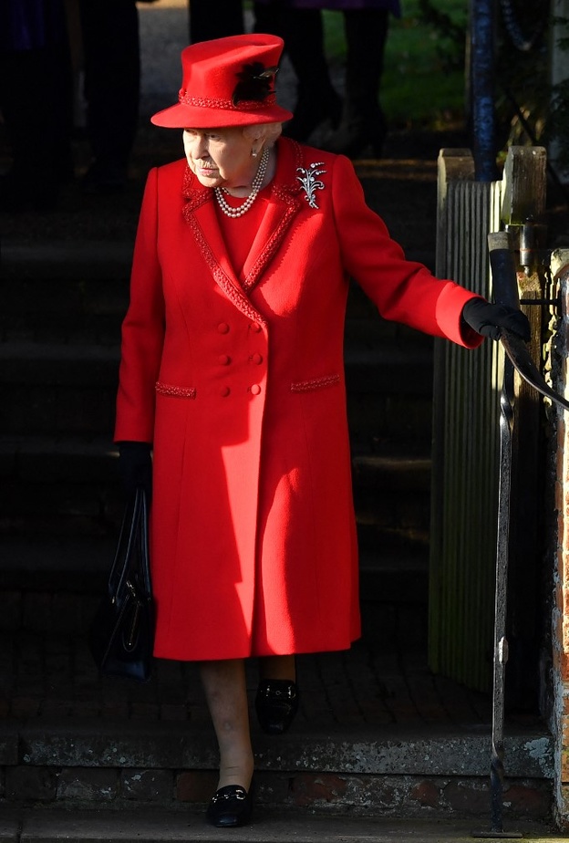 الملكة متألقة بالمعطف والفستان الأحمر