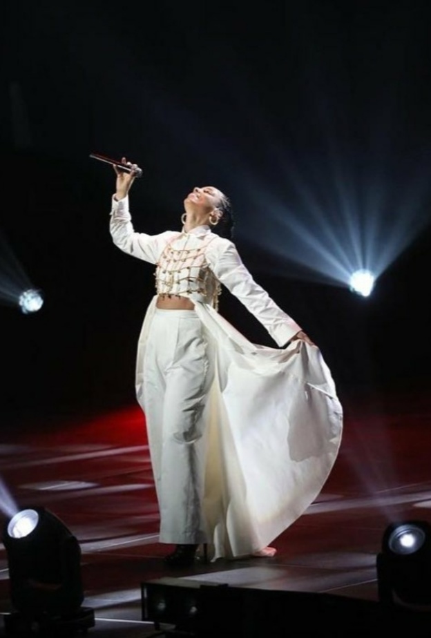 "اليشيا كيز" بإطلالتين مختلفتين في حفل العلا من العلامة السعودية "أباديا"