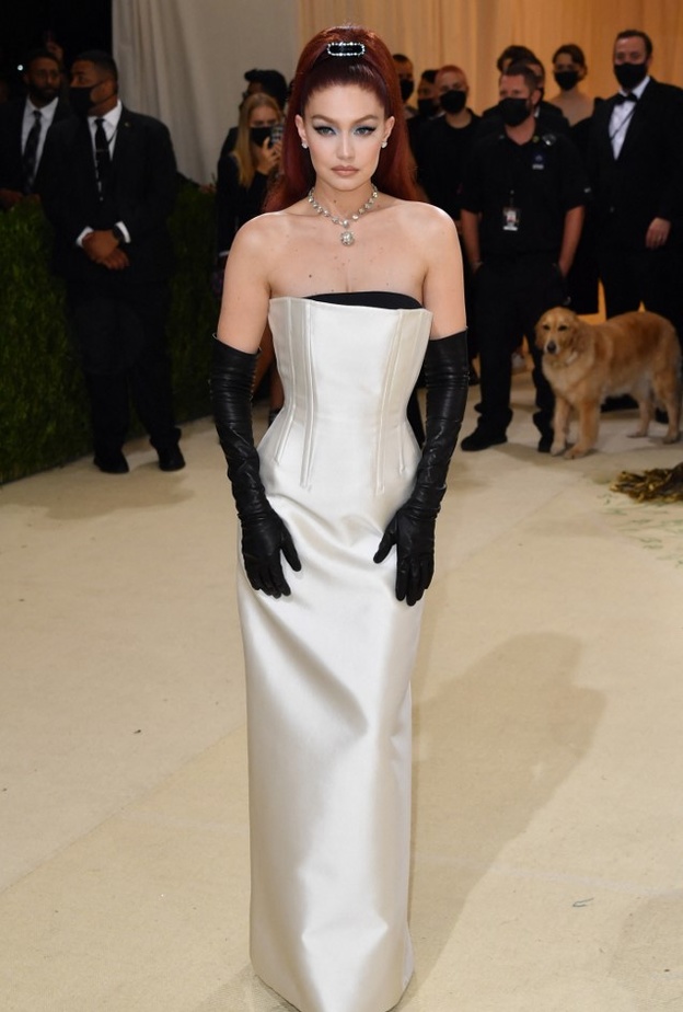 باتت عارضة الأزياء جيجي حديد رقماً صعباً في عالم الأزياء