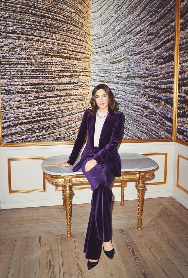 بدت إطلالة الملكة ماري ساحرة بالبدلة المخمل باللون البنفسجي الداكن