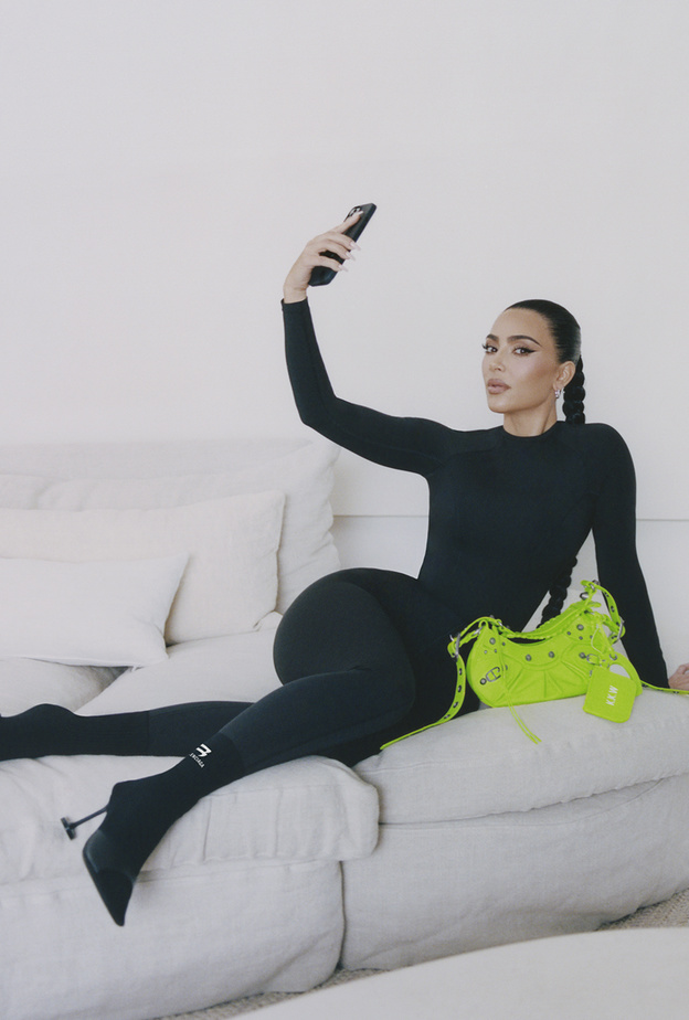 بدت كيم كارداشيان ملهمة بإطلالة عصرية ومستقبلية باللون الأسود