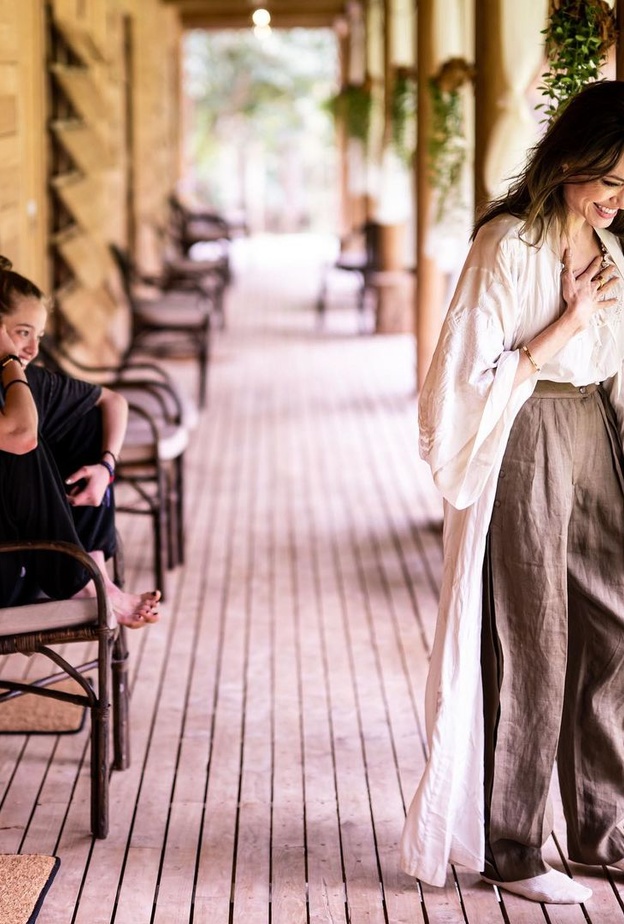 تألقت جولي بلوك كاجول وبسيط فنسّقت البنطلون باللون البيج مع القميص الابيض