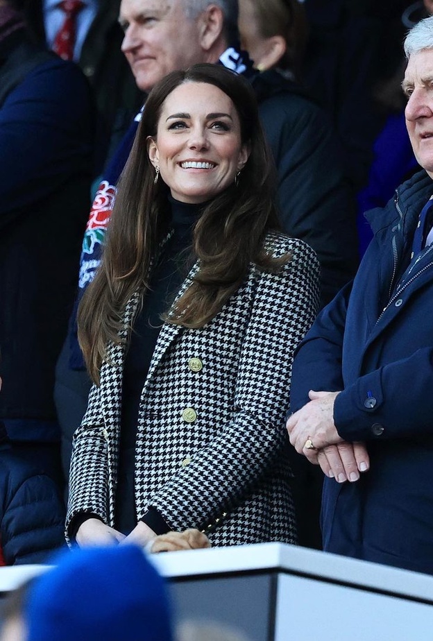 تألقت كيت ميدلتون بمعطف انيق إختارته من مجموعة Holland Cooper تميّز بنقشة الـ houndstooth