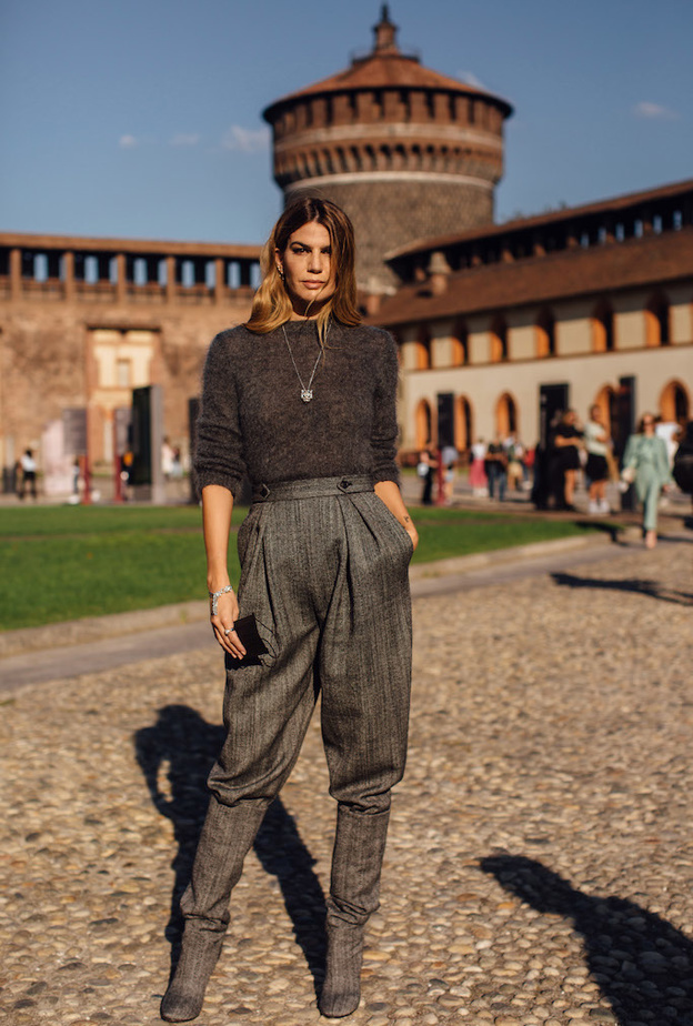 اطلالات مميزة في البنطلون الرمادي لمناسبات هذا الموسم