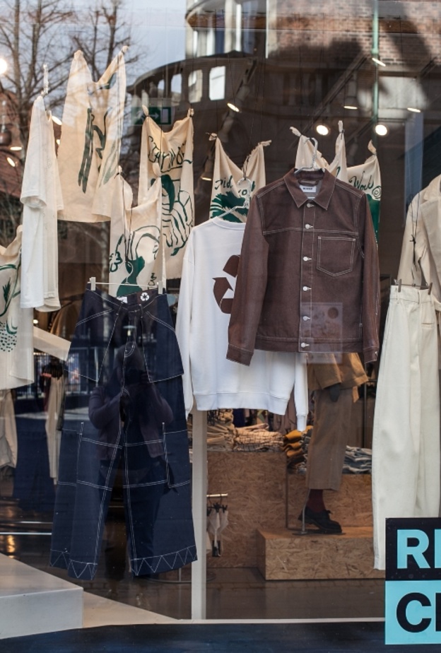 تسعى صناعة الموضة لإعتماد المنسوجات المعاد تدويرها والقطن المزروع والجلود المصنوعة من الفطر