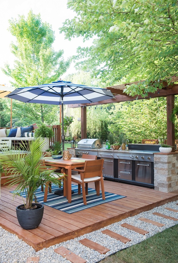 تصميم مطبخ خارجي من الخشب والحجر لحديقة منزلك