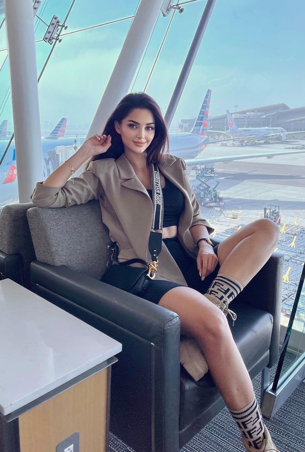 جمعت بين اللوك الرياضي والبليزر البيج