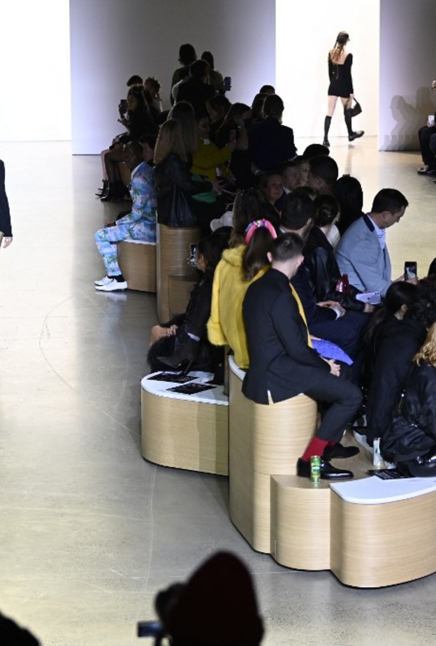 حتى بالنسبة للعلامات التجارية الكبرى من الصعب إعطاء معنى لمحتواها بدون التفاعل الحيّ الذي تولّده عروض الأزياء المباشرة