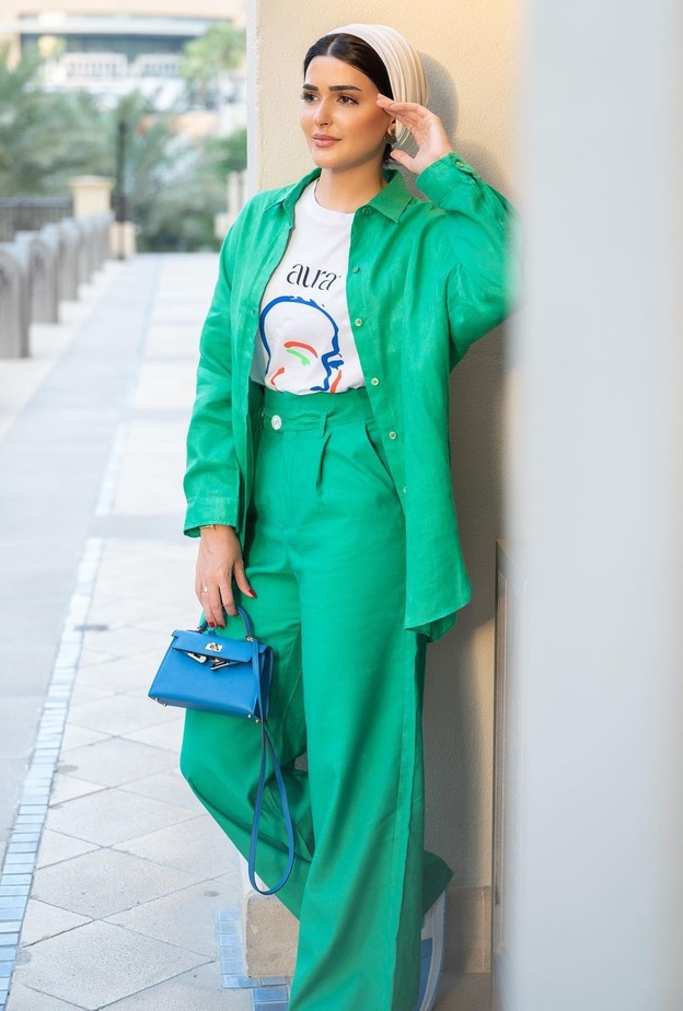 حنين الصيفي من الفاشينيستا المحجبات اللواتي يعشقن إعتماد أفكار رائعة لتنسيق بنطلون أخضر