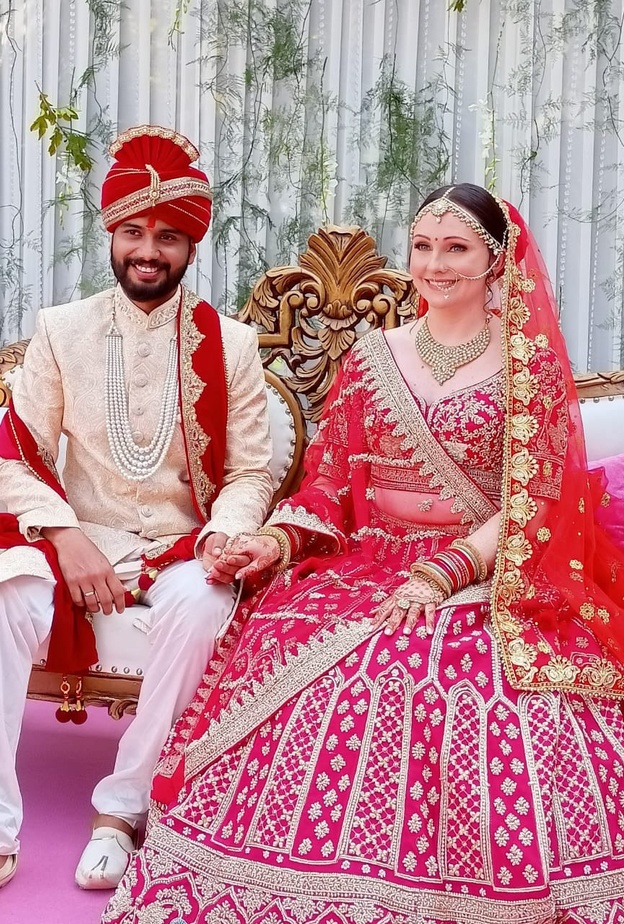 دبلوماسية بريطانية ترتدي إطلالة زفاف هندية تقليدية مبهرة