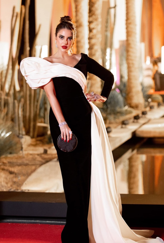 اطلالات أنيقة بالأبيض والأسود مستوحاة من درة زروق