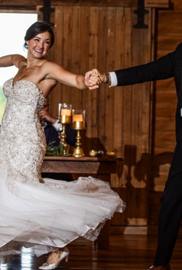 رقصة طريفة بين العروس ووالدها في حفل زفافها