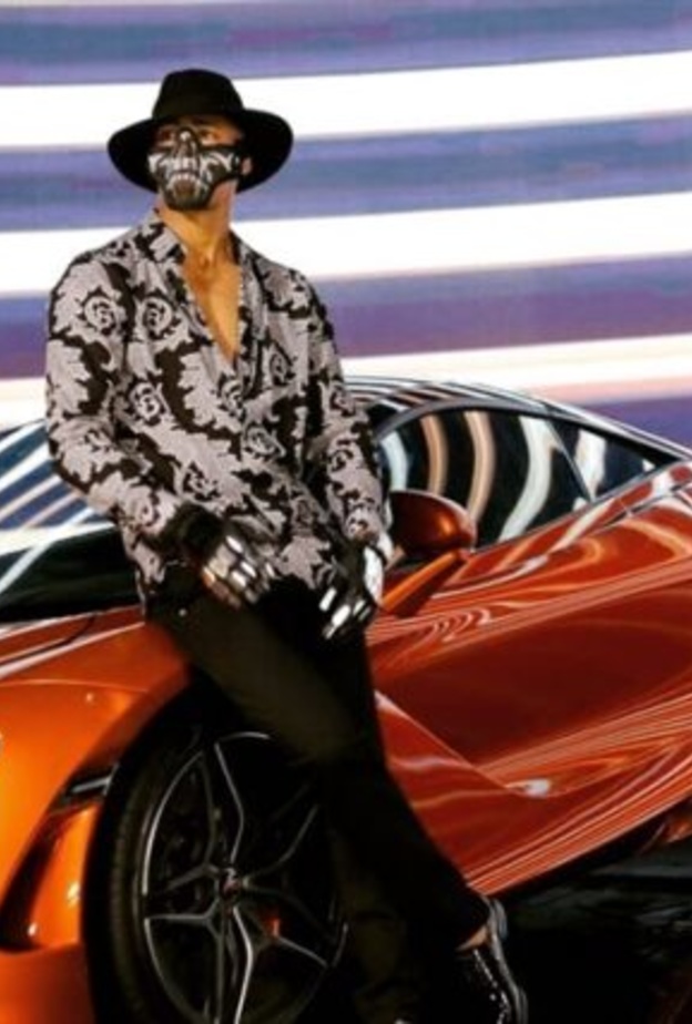 محمد رمضان يستعرض سيارته الفيراري الفارهة