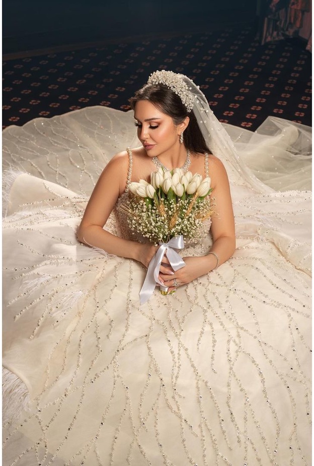 شهد برمدا بلقطة من حفل زفافها مع باقة الورود