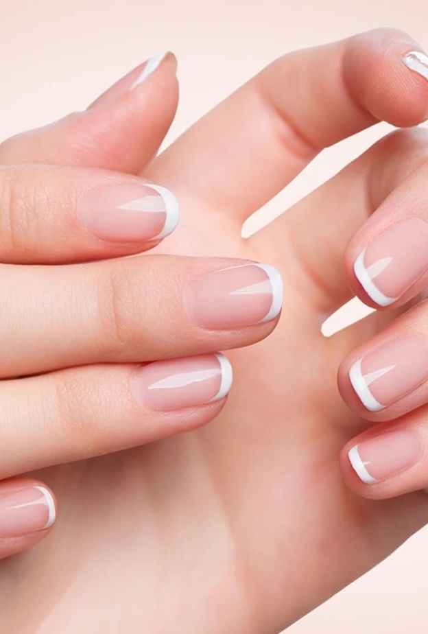 المناكير الفرنسي التقليدي يمنحك مظهر أنيق ومميز في شتاء 2022