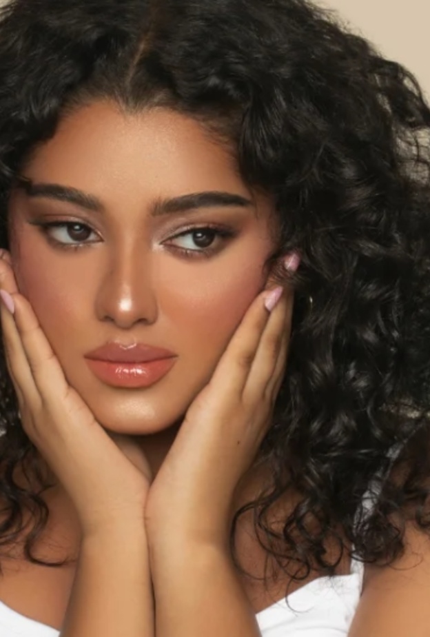 الشعر المجعد الطبيعي يعاود الظهور بمساهمات سعودية في المجال