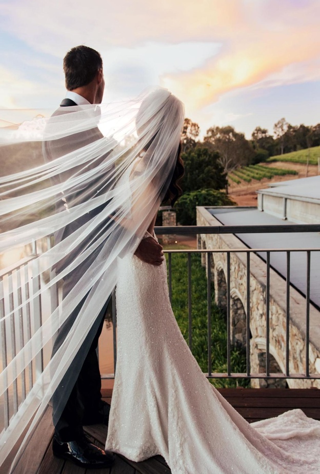 عروس تحصل على فستان زفاف مبهر من صنع والدة عريسها