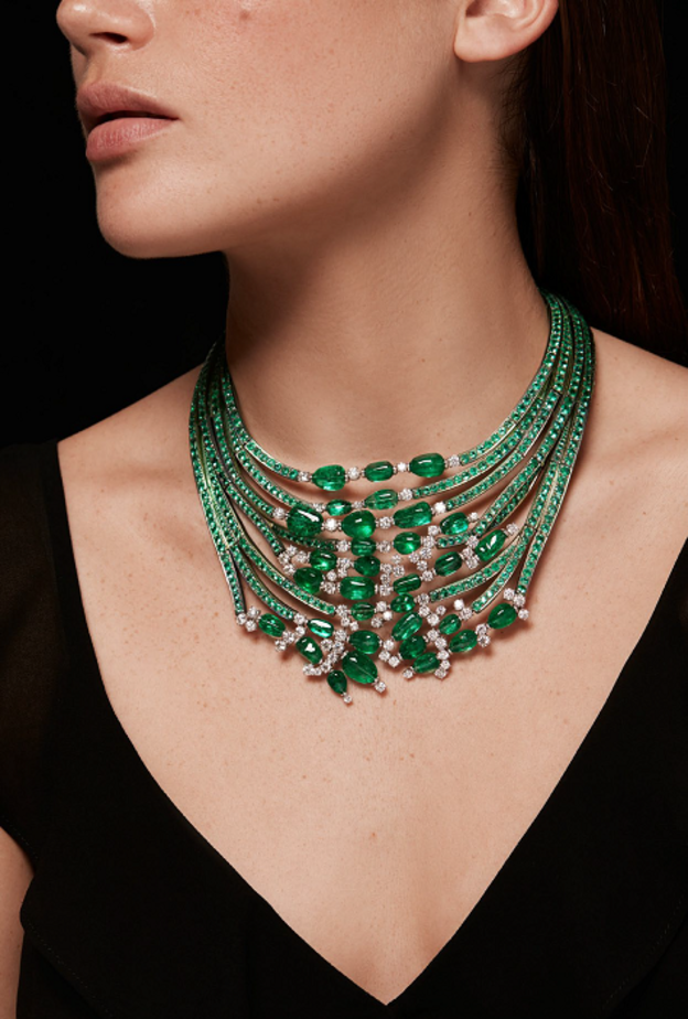 عقد الزمرد الرائع من الذهب الأبيض والتيتانيوم ومرصع بـ 768 حجر زمرد و 205 ماسة بيضاء