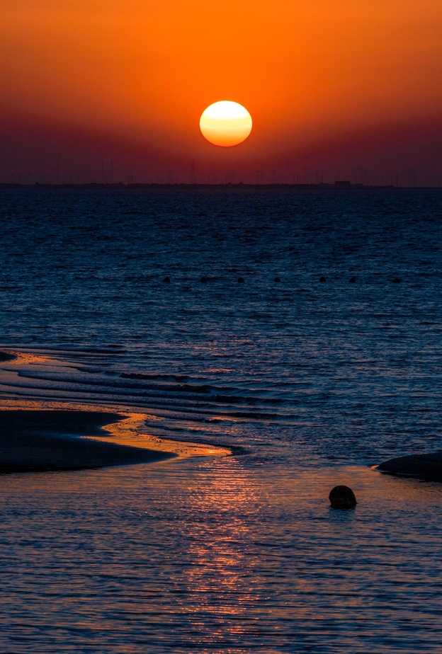 غروب الشمس الساحر من خليج نصف القمر - المصدر @badahv