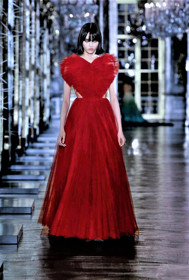 فساتين خطوبة باللون الاحمر@dior