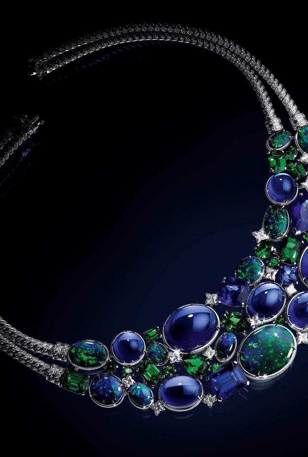 قلادة من لويس فويتون  Louis Vuitton