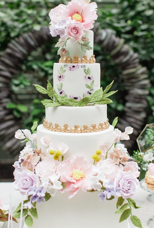 كعكة زفاف ساحرة مغطاة بكريمة الزبدة، ورقائق ذهبية