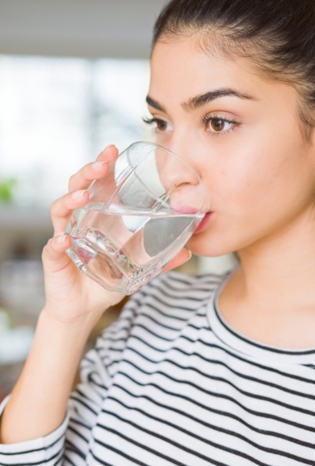 كم كوب من الماء نحتاج يومياً لصحة أفضل