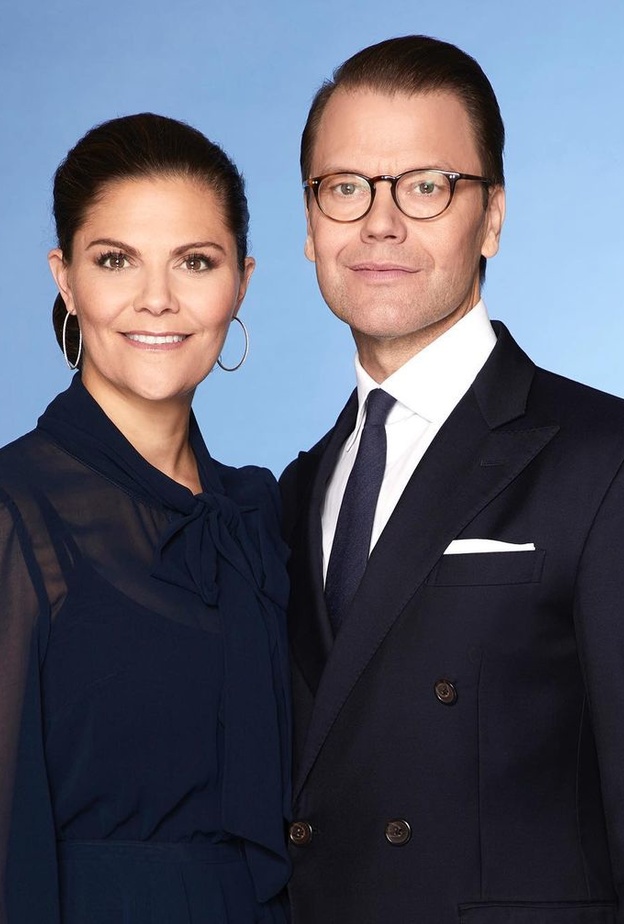 لفتت أحدث إطلالات الأميرة فيكتوريا وزوجها الأنظار بلوك متناسق باللون الكحلي