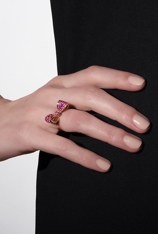 مجوهرات ياقوت وردي تضفي الرومانسية على اطلالة عيد الحب