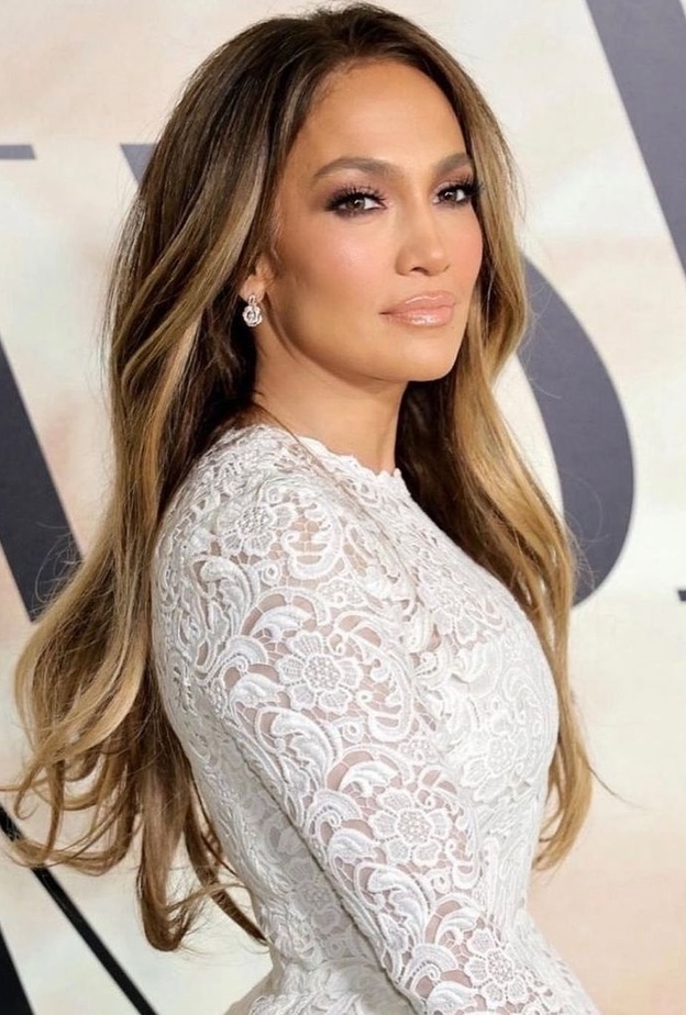 مكياج برونزي بأسلوب جينيفر لوبيز لإطلالة مميزة في عيد الحب 2022