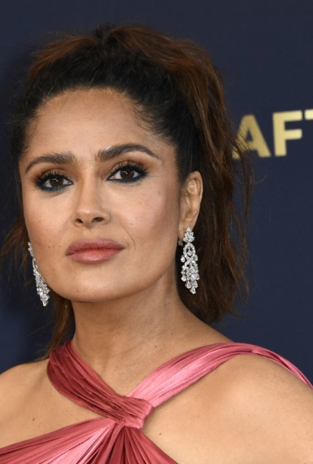 مكياج مشرق مع الايلاينر الكحلي المجنح من وحي اطلالات Salma Hayek