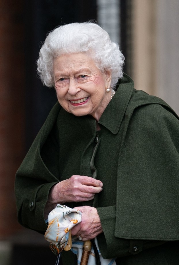 من أحدث إطلالات الملكة اليزابيث الثانية