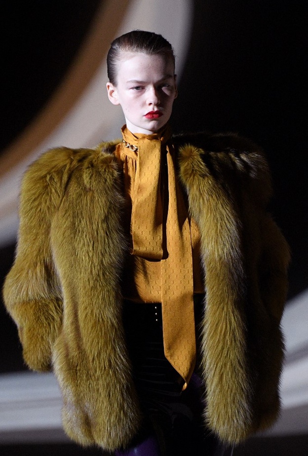 من عرض سان لوران لخريف وشتاء 2020-2021