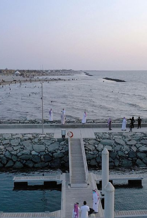 مياه البحر الساحرة والرمال الذهبية في كورنيش شاطئ بيش