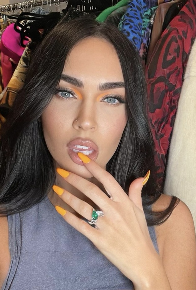 ميغان فوكس تستعرض خاتمها الجديد