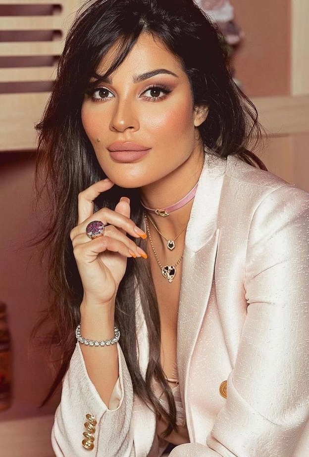 نادين نجيم بمجوهرات وردية اللون