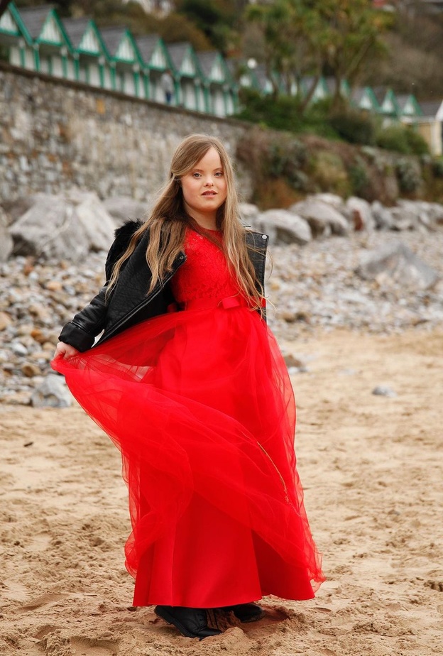 نسقت بيث الفستان السهرة الأحمر مع الجاكيت الجلد