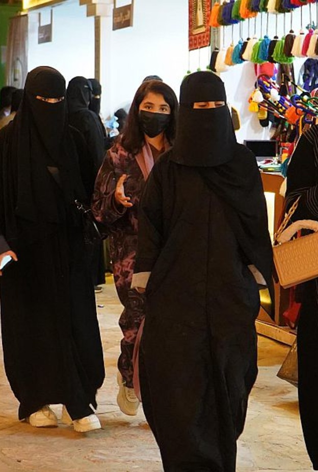 وإقبال كبير من الزوار على زيارة شتاء درب زبيدة - المصدر واس